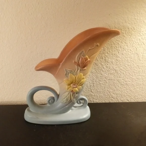 GORGEOUS Hull USA 9" Cornucopia Vase.